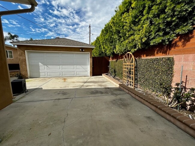 Building Photo - A home that has all the best of California Living!