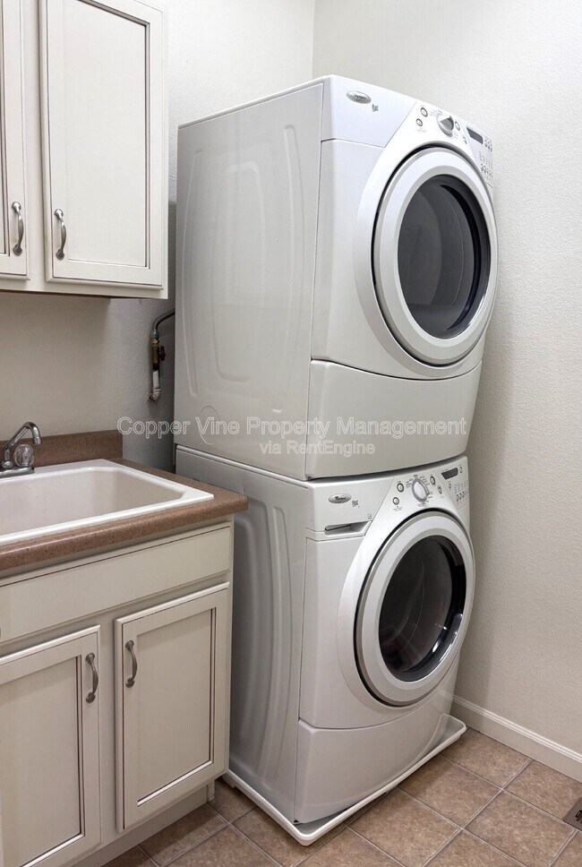 Building Photo - 900 Treece St