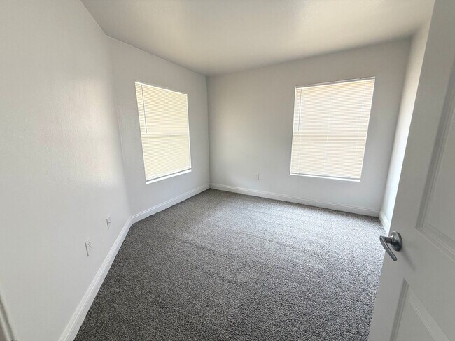 Building Photo - SPACIOUS 3BED/2BATH CONDO ON THE FIRST FLOOR!