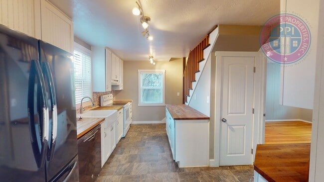 Building Photo - Adorable Canby Home, Cozy Gas Fireplace, Private Fenced Yard, Cat or Dog Friendly (2 max)