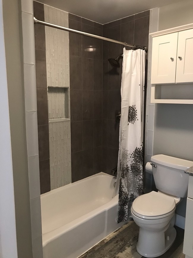 Newly renovated bathroom with glass tile. - 748 Feura Bush Rd