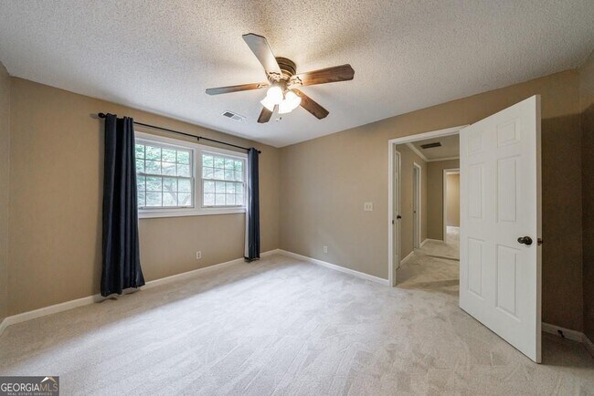 Building Photo - 10565 Shallowford Rd