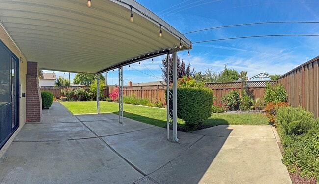 Building Photo - Beautiful Updated 3 Bedroom, 2 Bathroom Sa...
