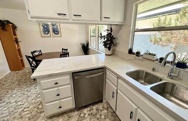 Building Photo - 5829 Bowcroft St