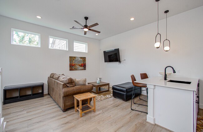 Building Photo - 203 Danna Ln