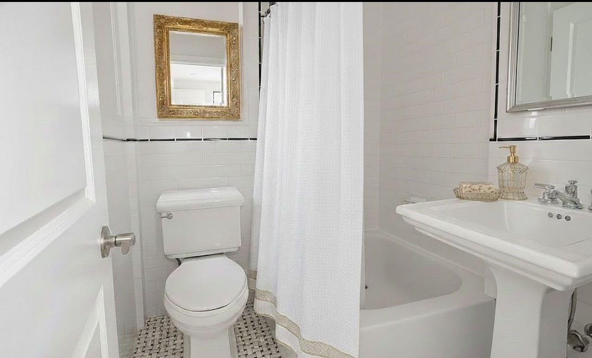 Building Photo - 70 E 91st St