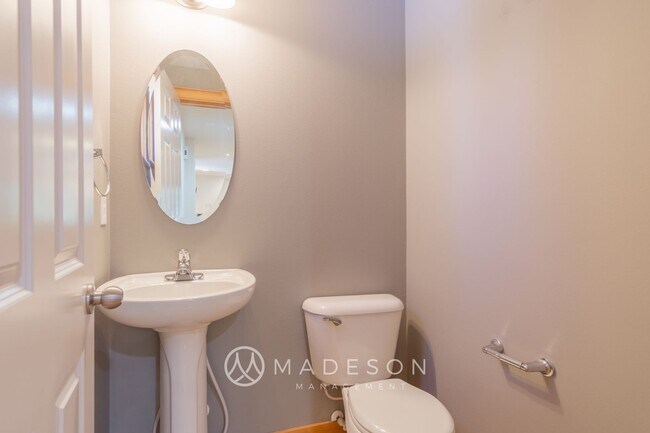 Building Photo - Modern Ballard Townhome | 2 Primary Suites + Office | Garage | Walk to Market ST!