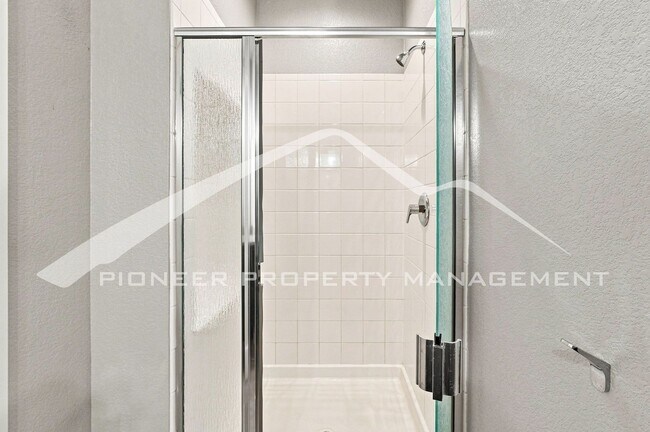 Building Photo - Gorgeous Home with Central AC and Washer/Dryer