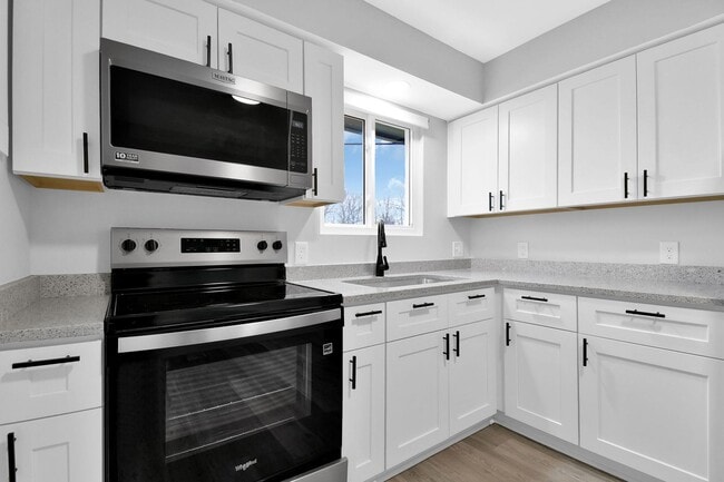 Building Photo - Freshly Renovated Duplex. Upstairs and Downstairs Units Available Now. Schedule a Schedule Today!