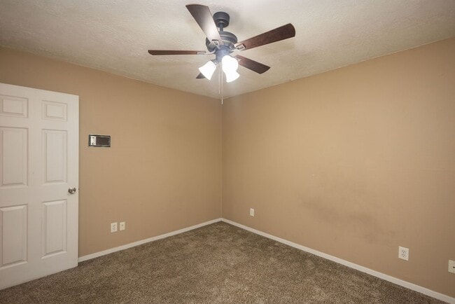 Building Photo - 15919 Golf Club Dr