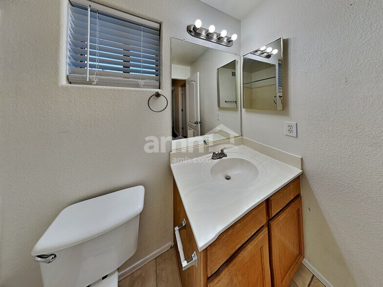 Building Photo - 9325 E Oro Ave