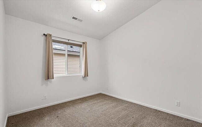 Building Photo - Great Location, Single Family Home, Post F...