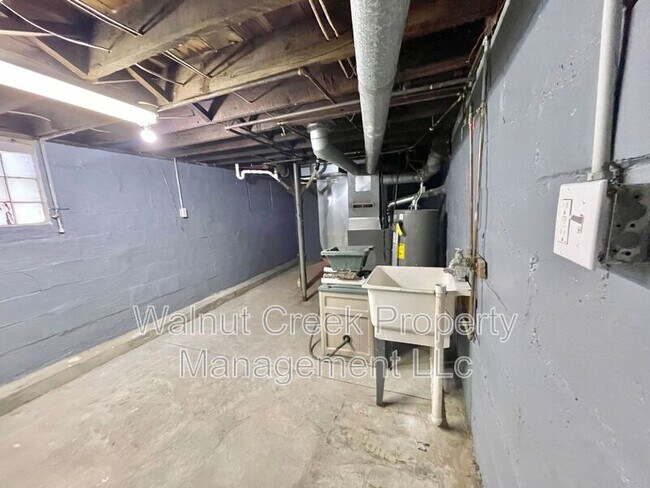 Building Photo - 1184 W 8th St