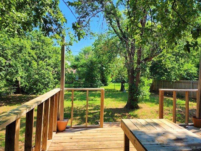 Building Photo - 2 Bed 1 Bath Plus Bonus Living/Office Cottage Style Home-The Village NW OKC