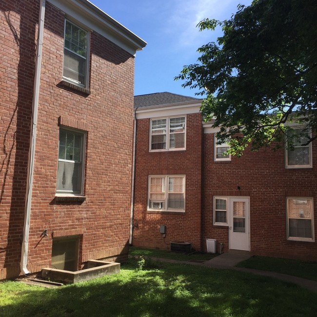 Building Photo - Colonial Apartments