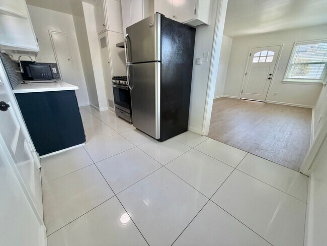 Building Photo - Large Private Yard, New Flooring & Free Laundry in Renovated 1BD