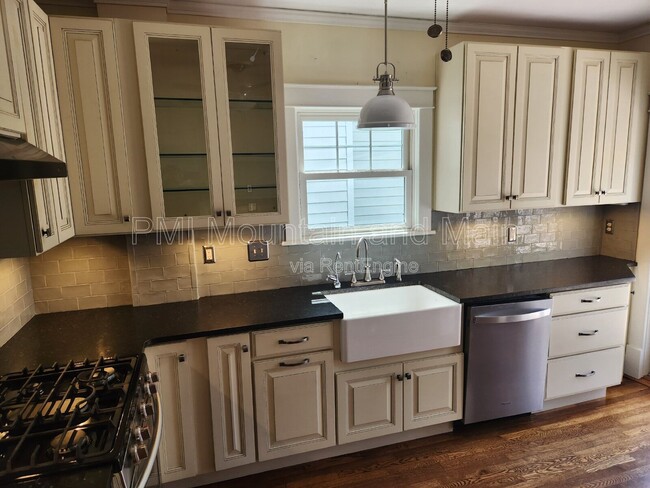 Building Photo - 39 Westover Dr