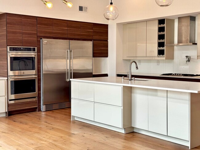 Building Photo - 6 BR / 4 BA – 4,100 SQ FT with Patio, Full...