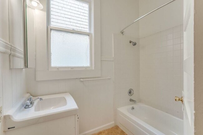 Building Photo - Top Floor Presidio Heights 1BD/1BA. On-sit...