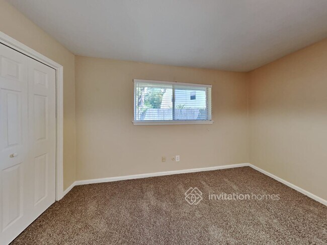 Building Photo - 230 Magic Oaks Dr