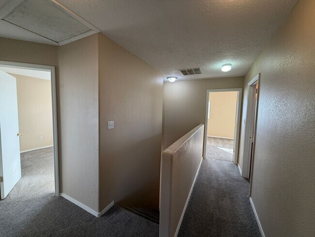 Building Photo - 4 Bedroom Home Available Near Unser Blvd NW & McMahon Blvd!