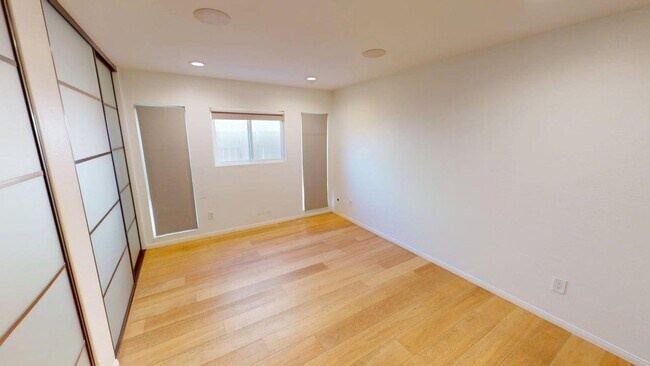 Building Photo - Spacious and beautifully updated 4 bedroom home available for long or short term lease.