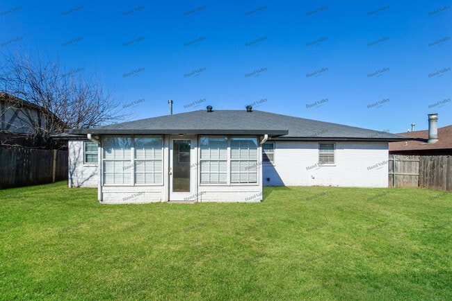 Building Photo - 616 Crosstimbers Dr