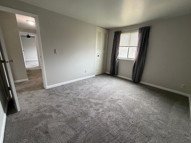 Building Photo - Great Four Bedroom Huber Home