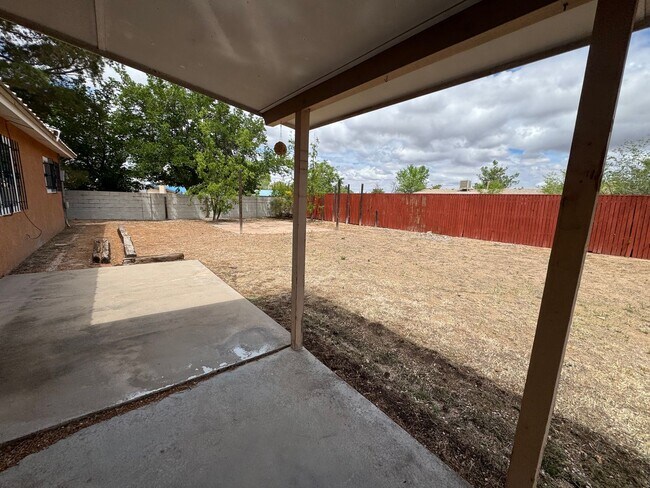 Building Photo - 3 Bed updated gem!