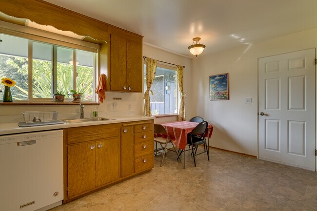 Building Photo - Mercer Island Rambler Available 2/1!