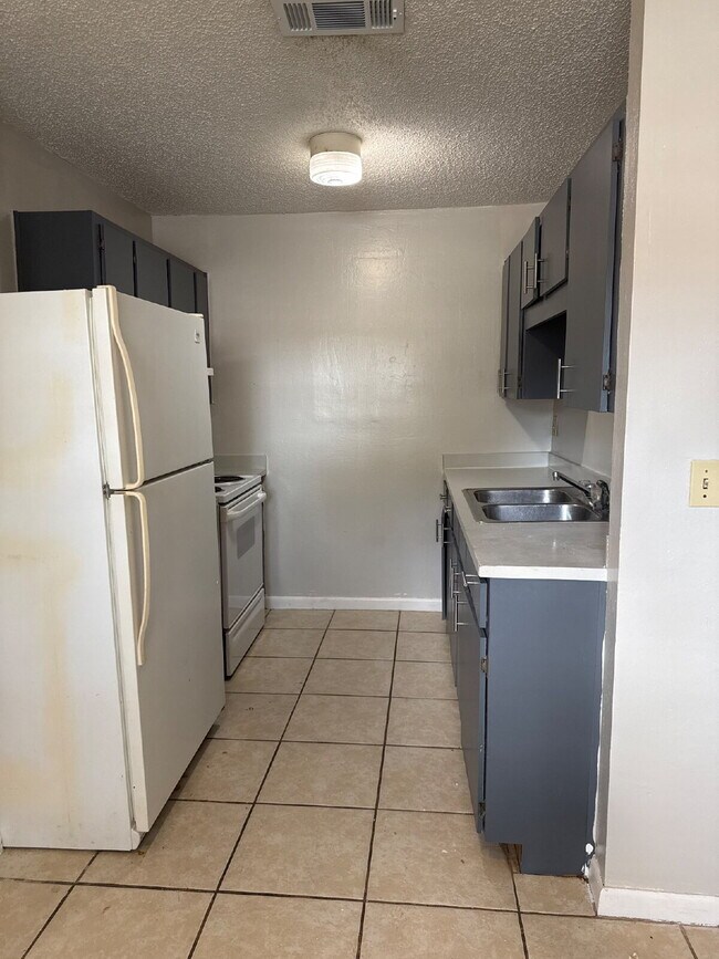Building Photo - One bedroom One Bath available