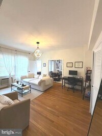 Building Photo - 2040 Belmont Rd NW