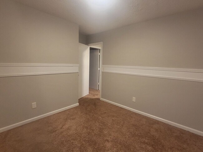 Building Photo - Super cute updated ranch! - Walk to Keningston Train Station - Self-Showings Available.