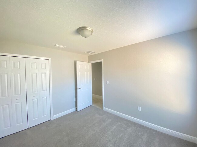 Building Photo - Desirable SW Ocala Neighborhood 4/2/2 *WON'T LAST*