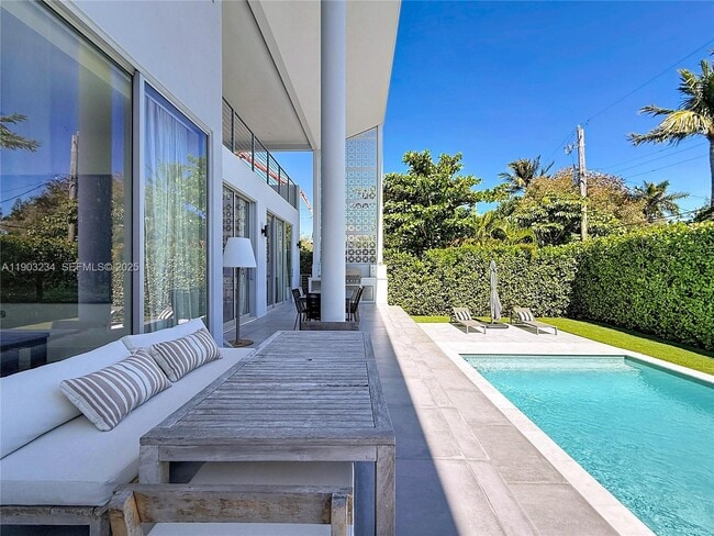 Building Photo - 561 Warren Ln