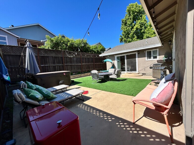 Building Photo - 5514 El Encanto Cir