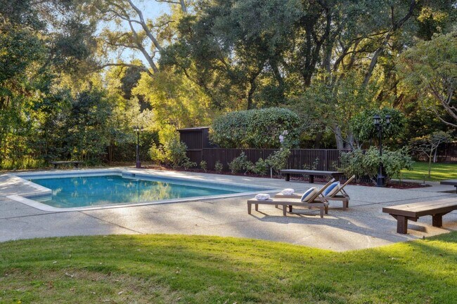 Building Photo - 243 Selby Ln