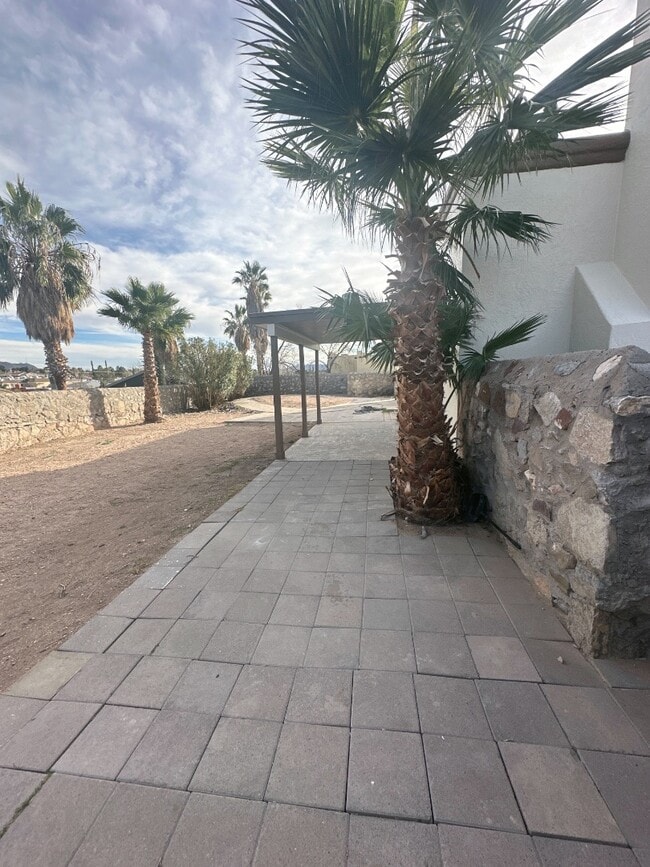 Building Photo - 704 Espolon Dr