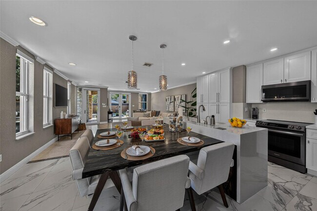 Building Photo - 1215 NE 1st St