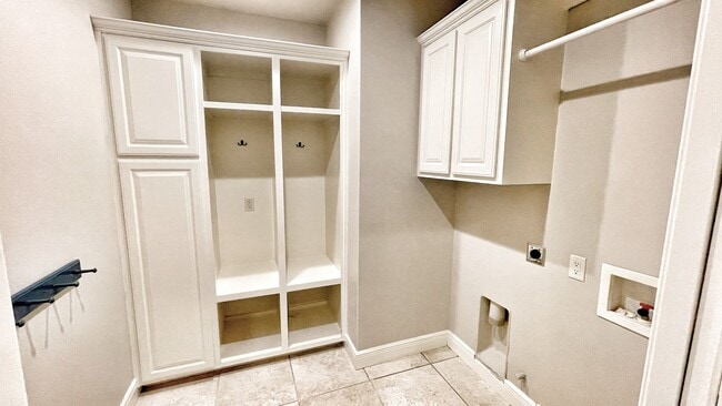 Building Photo - 1501 NE Greenbrier Ct