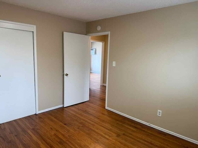 Building Photo - Updated 2 Bed/1 Bath 900 Sq.ft Duplex with...