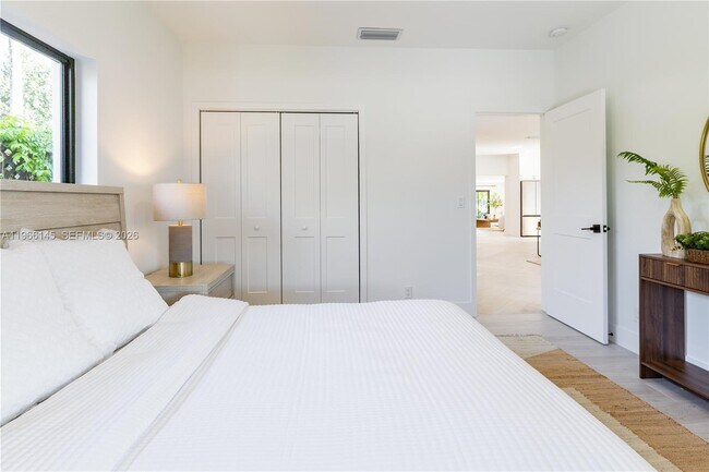 Building Photo - 1420 SW 17th St