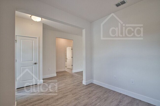 Building Photo - 3539 Donahue Ave