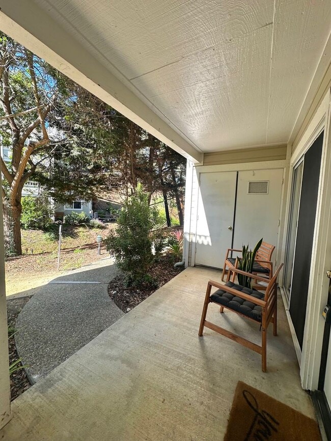 Building Photo - Rarely available 1 bedroom, 1 bathroom Con...