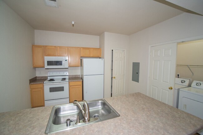 Building Photo - 2 Primary Suites Condo Near UNR