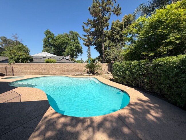Building Photo - Great home with a pool for rent in Tulare!