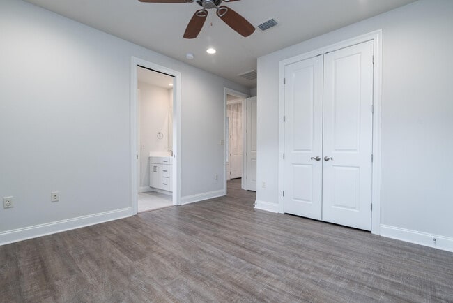 Building Photo - 718 Woods Dr