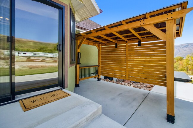 Building Photo - "Luxurious 5-Bedroom Eden Retreat with Sce...