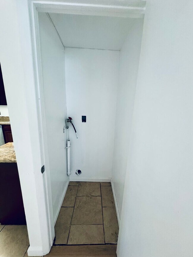 Building Photo - For Rent – 4 Bedroom Single Family Home in Pinellas Park, FL