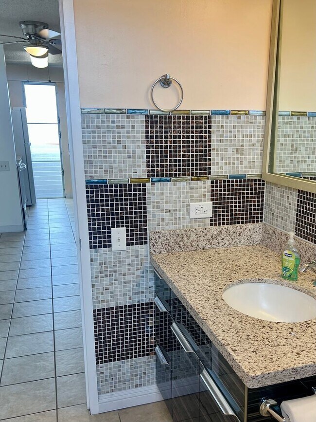 Building Photo - Beautifully Updated 1BR Condo Minutes from Waikiki/Ala Moana